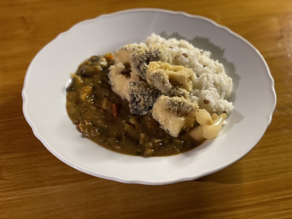 龍神しいたけのカツをのせた野菜カレー