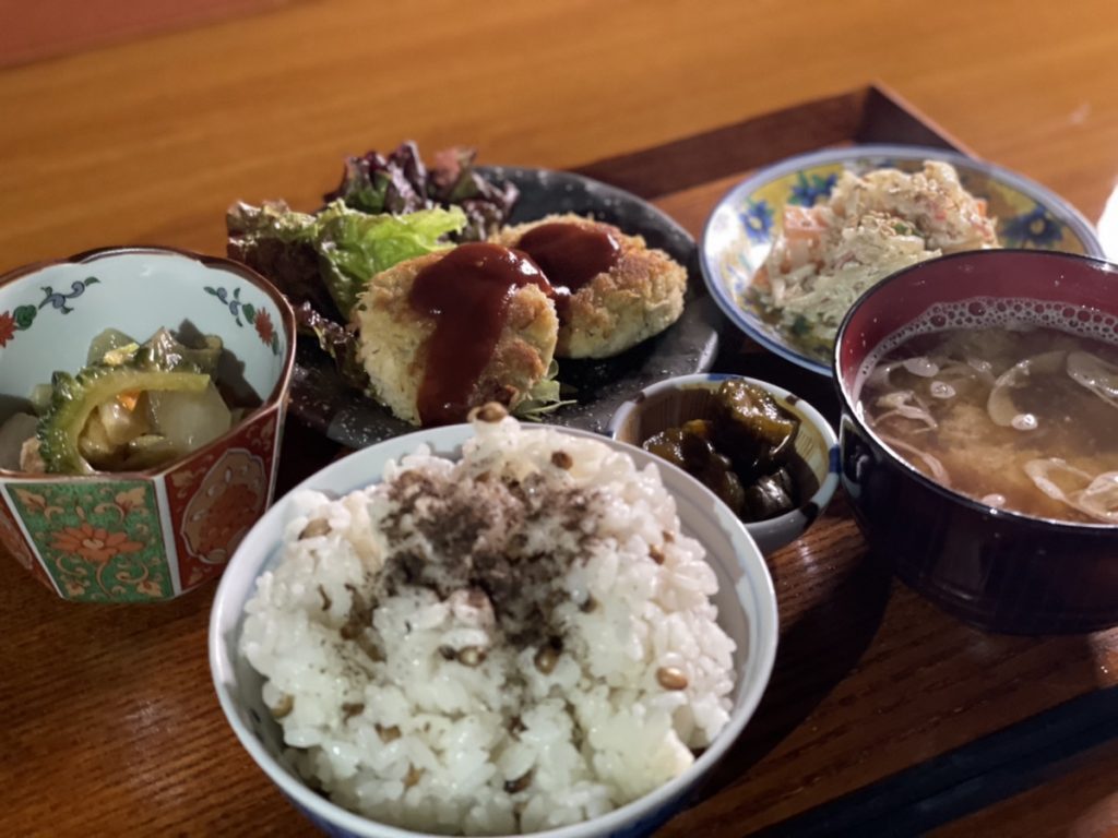 六品目のおふくろ定食。コロッケ、雑穀ごはん、味噌汁、小鉢が並ぶ