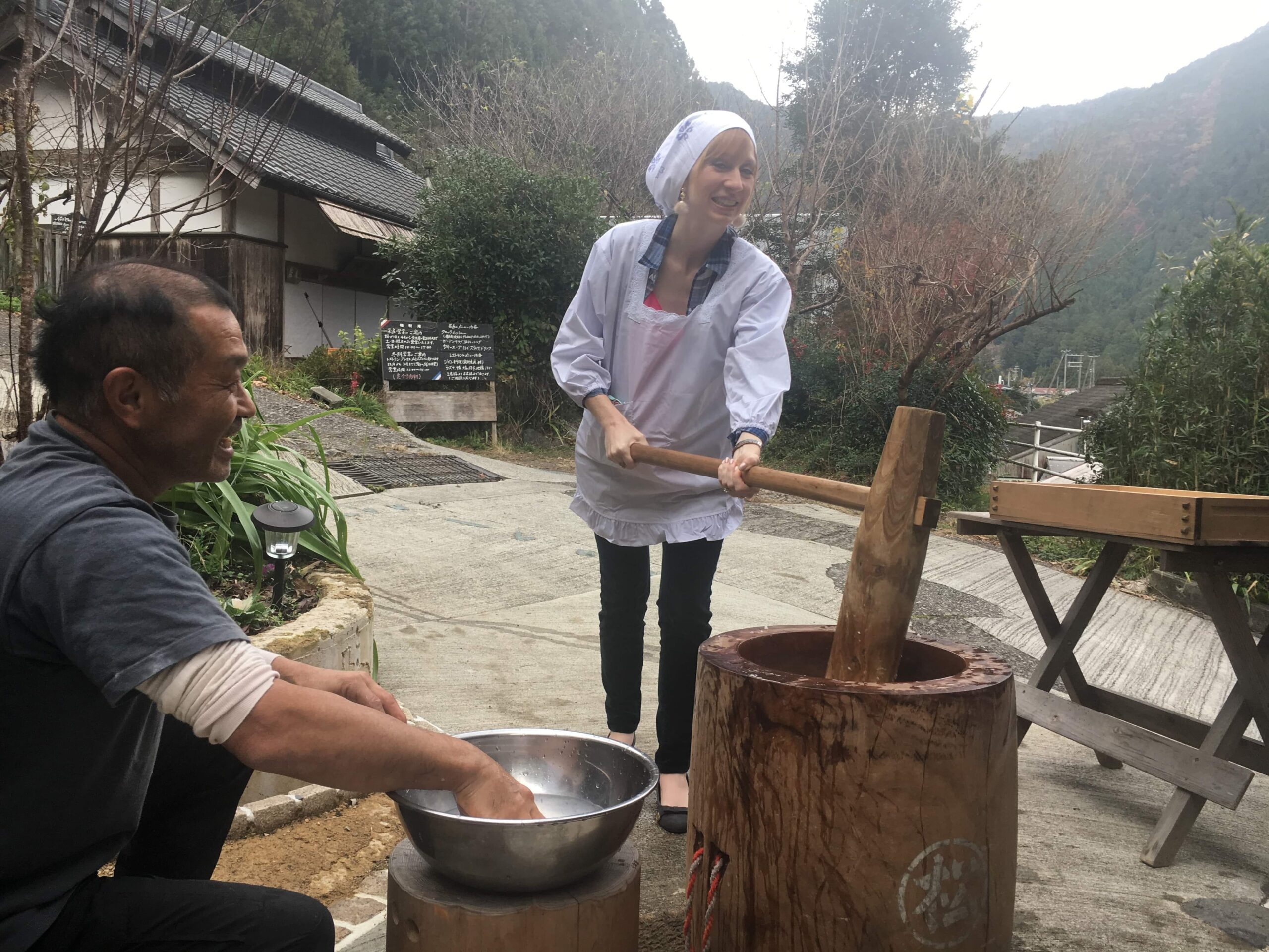 しゃもじで具材とすし飯を混ぜ合わせるようす
