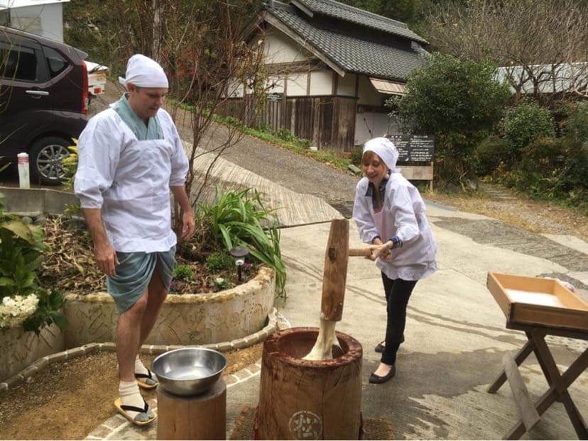 臼の中でもちをこねるようす