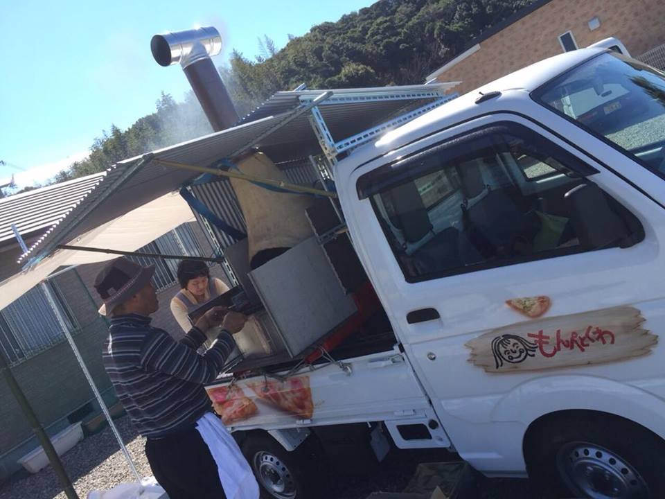 ピザの移動販売車「ピダ号」で調理するスタッフ