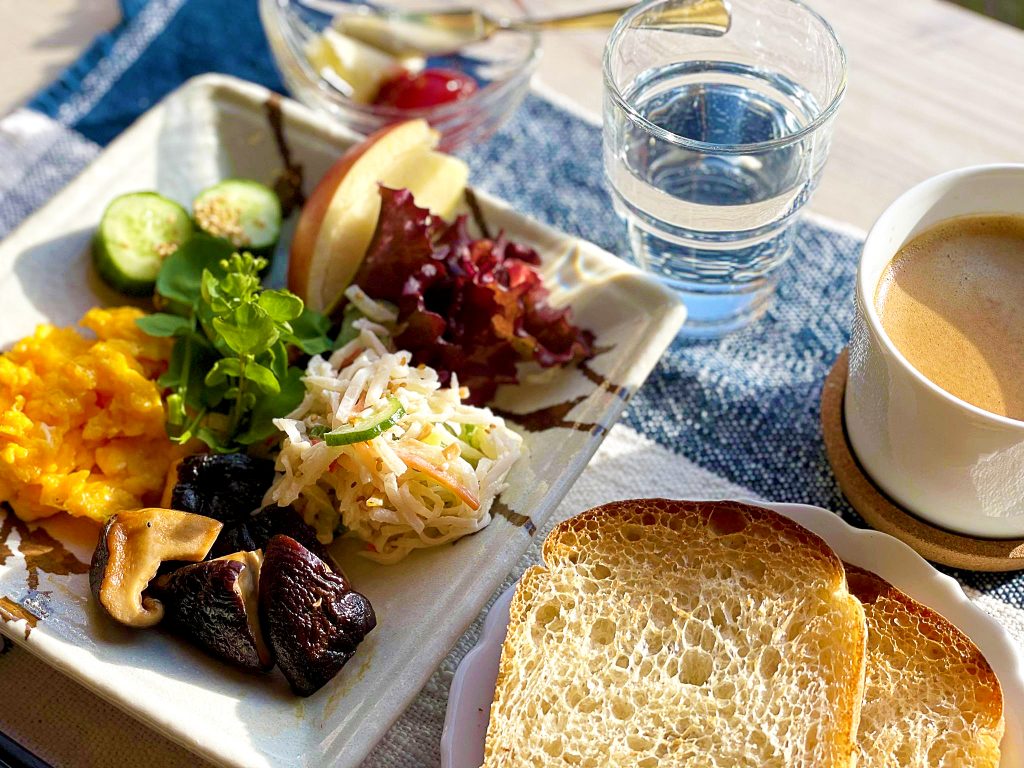 スクランブルエッグ、焼きしいたけ、天然酵母のトースト、コーヒーが並ぶ朝食の一例