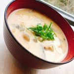 小ねぎを添えた豆乳仕立ての味噌汁